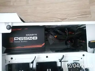 Corsair 570X RGB ATX Mid-Tower Case+ Gigabyte P650B power supply in System Components in City of Toronto - Image 9