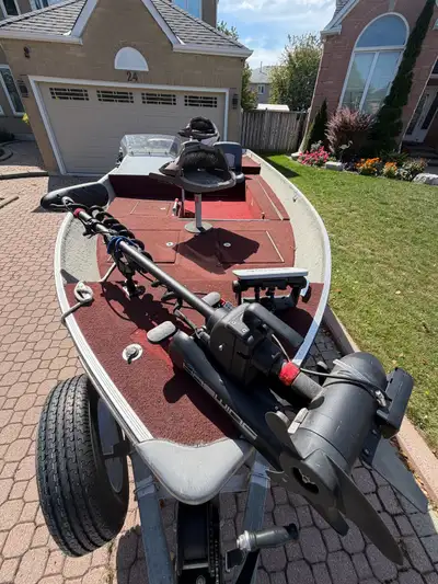 This 17-foot Smokercraft aluminum fishing boat is a dependable, pre-owned vessel powered by a robust...