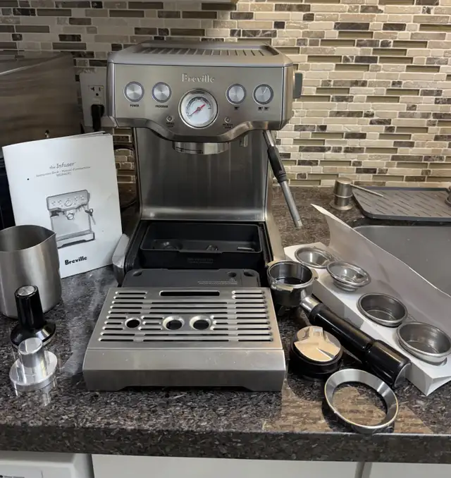 For the coffee enthusiast - Espresso Machine & Grinder in Coffee Makers in Mississauga / Peel Region - Image 5