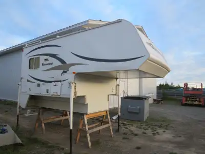 2010 Adventurer 950B Slide-Out Truck Camper – Sleeps 6! Looking for the ultimate family truck camper...