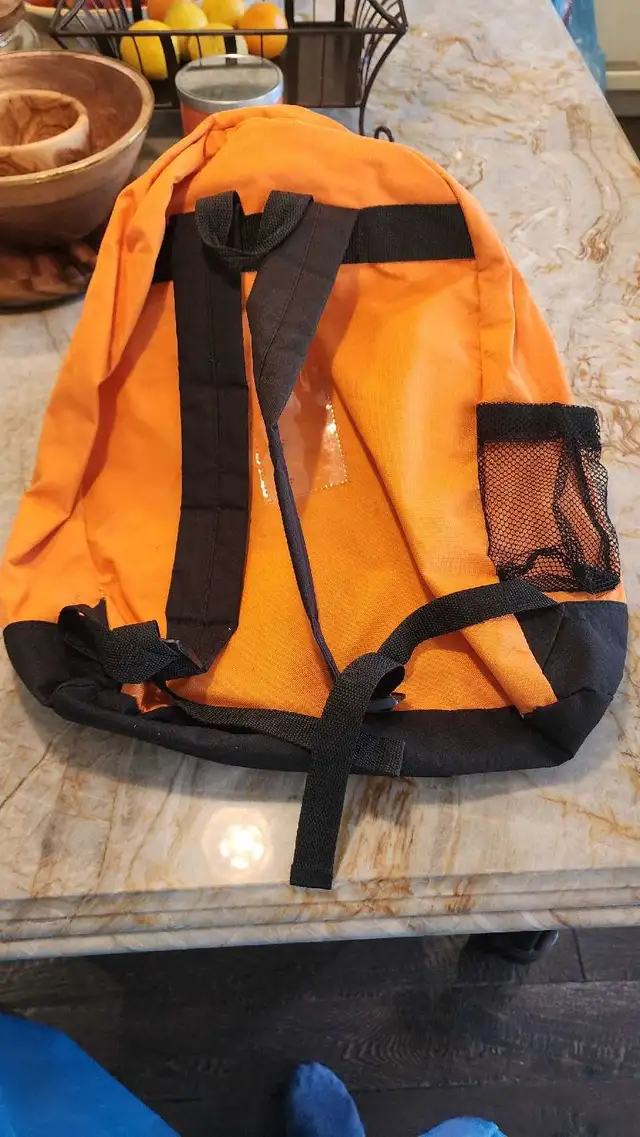 Large school bag orange in Bags & Luggage in Mississauga / Peel Region - Image 3