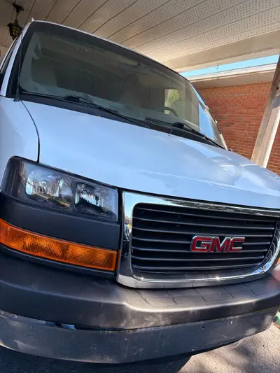 GMC Savana 2500 4,8 l -2013 - 175000 km en excellente condition Avec rack Ranger d’un côté et en boi...