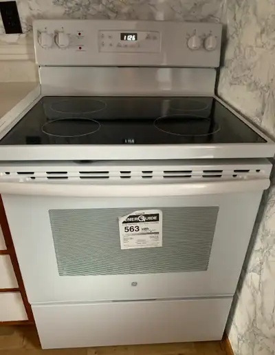 CUISINIÈRE / FOUR À VENDRE ÉTAT COMME NEUF TOUT FONCTIONNE À 100% CAR UTILISÉ ENVIRON 4-5 FOIS SEULE...