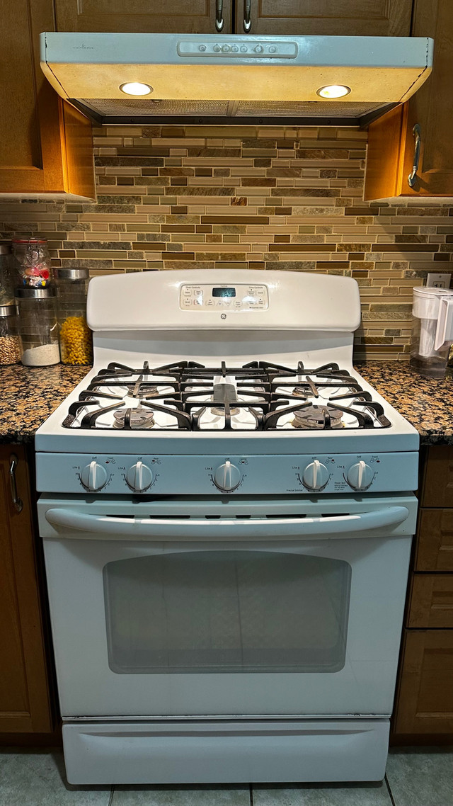 30” inch GE Gas Stove - Very Good Condition, Very Strong Stove in Stoves, Ovens & Ranges in St. Catharines - Image 3
