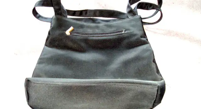 CALVIN KLEIN BLACK NYLON PURSE in Women's - Bags & Wallets in Mississauga / Peel Region - Image 8