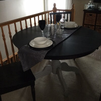 Gorgeous Round Pedestal Dining Table and 5 Chairs Set