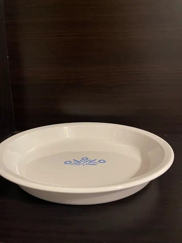 P-309	Vintage Corning Ware 9” Pie Plate with the Coneflower in Kitchen & Dining Wares in Mississauga / Peel Region - Image 3