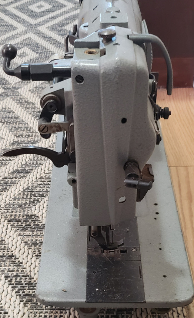 Singer Industrial Sewing Machine 211G165 in Arts & Collectibles in Barrie - Image 3