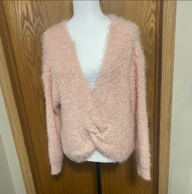 Cute pink xl light sweater in Women's - Tops & Outerwear in Calgary