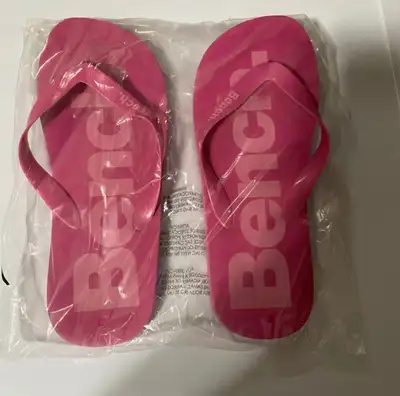 bench flip flops No box Size 10 There is minor wear on the square on one of the flip flops otherwise...
