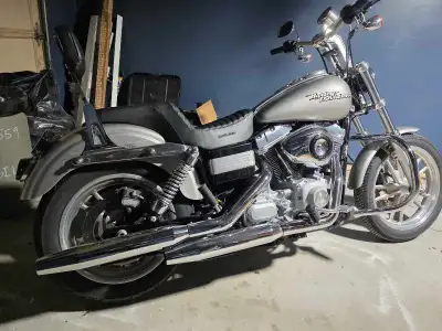 2008 super glide, only 17,000km! 10/10 incredible condition. Tastefully modded with Original Garage...