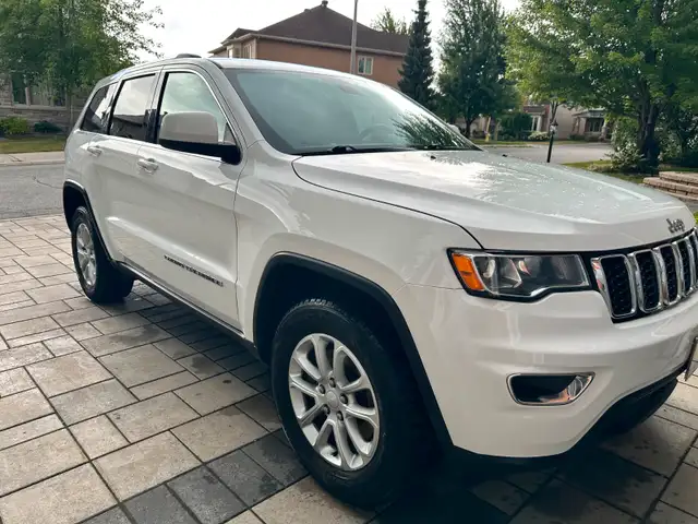 2011 Jeep Grand Cherokee Laredo – Minor issue, full transparency dans Autos et camions dans Ottawa - Image 3