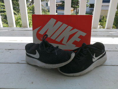 Nike shoes 4 Grade School Girls, View more