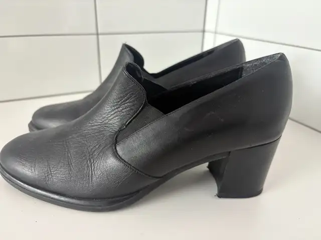 Soulier en cuir noir d'excellente qualité comme neuf in Men's Shoes in Granby - Image 2