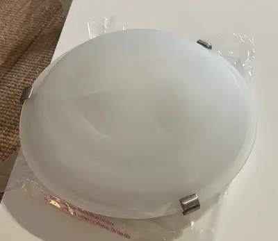 - Plafonnier en nickel brossé et verre givré de 12 1/2 ‘’ À vendre 10$ À 2 ampoules - 60W Forme d’am...