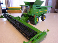 1/32 JOHN DEERE S690 Farm Toy Combine