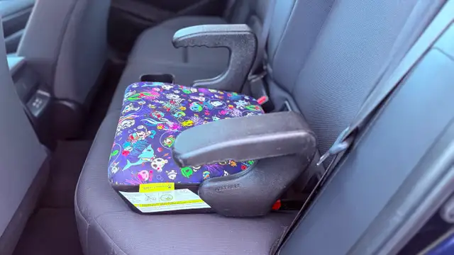 Kids car seat booster in Strollers, Carriers & Car Seats in Oakville / Halton Region - Image 2