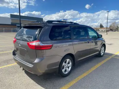 2017 Toyota Sienna LE (53,000kms!!!)