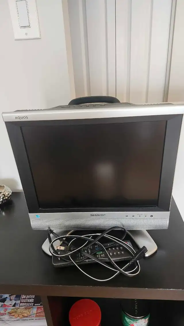 télévision Sharp 15 pouces in TVs in Gatineau - Image 3