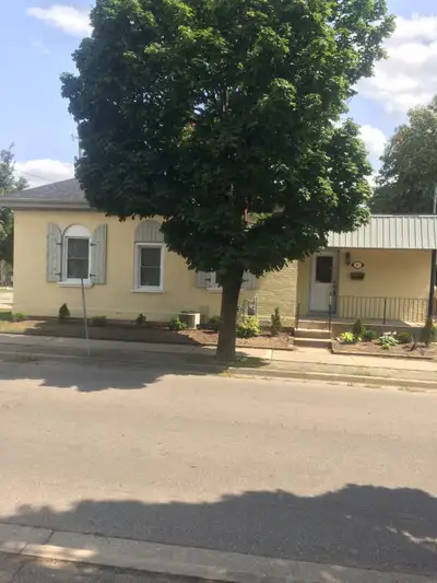 GIRLS ONLY *CALL 905-920-4224 to view *PRIVATE ROOM in 5bdrm house *1st MO ONLY/NO Deposit * Downtow...