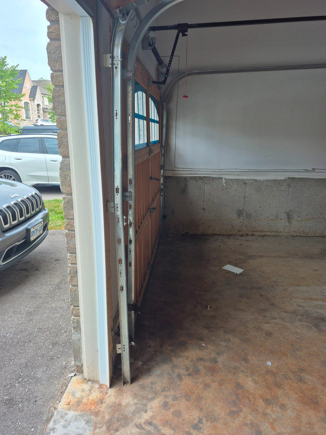Garage Door Track Repair in Construction & Trades in Mississauga / Peel Region - Image 3