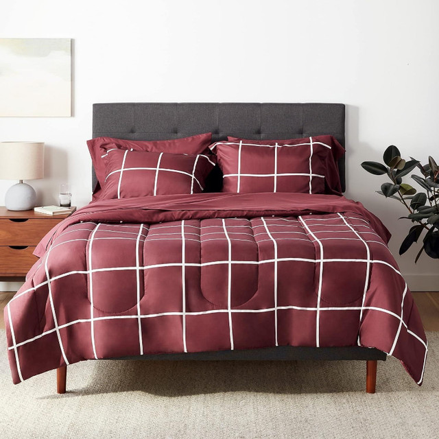Lightweight Microfiber 7 Piece Bed-in-a-Bag Queen Comforter in Bedding in Burnaby/New Westminster