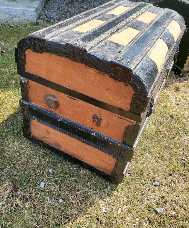 Antique steamer trunk  in Arts & Collectibles in Kawartha Lakes - Image 2