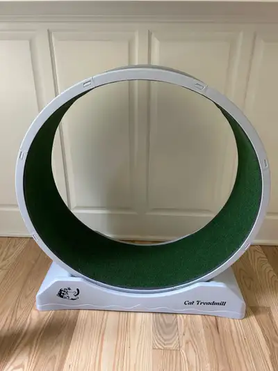Brand new Already assembled 34” tall Fits full grown adult cats Pad is removable for washing Lockabl...