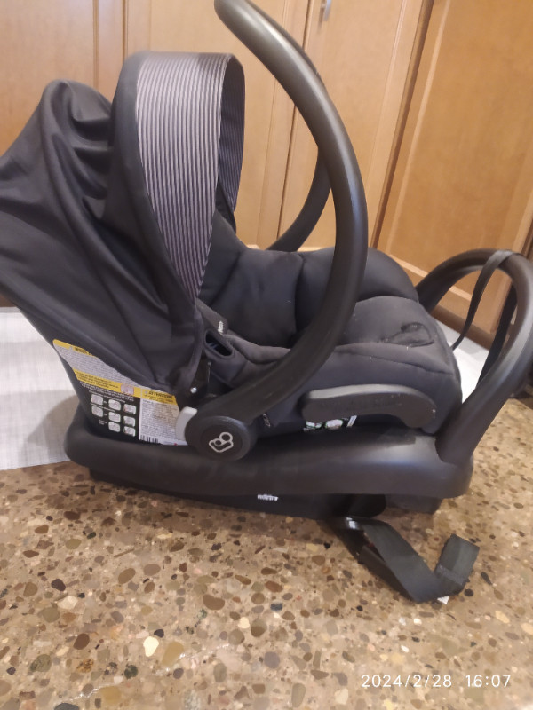 Car seat maxi cosi mico max 30 in Strollers, Carriers & Car Seats in Oakville / Halton Region - Image 3