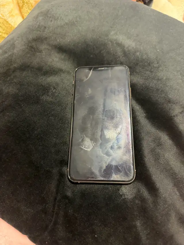 iPhone 11 Pro Max in Cell Phones in Windsor Region - Image 4