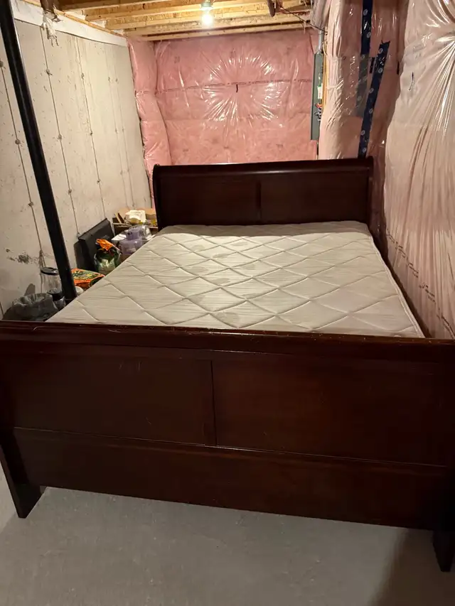     ️ Used Solid Wood Queen Bed Set for Sale Complete Set in Beds & Mattresses in Oshawa / Durham Region - Image 3