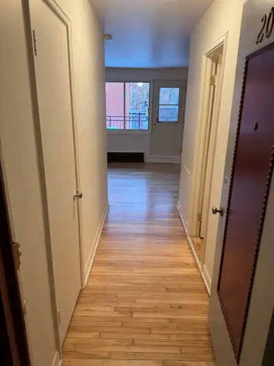 Logement 1 et ½ dans le Sud-Ouest de Montréal. Immeuble propre et sécuritaire. Loyer mensuel de $915...
