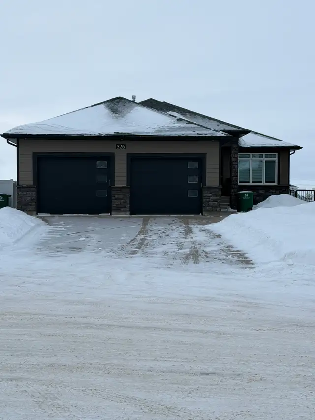 Luxury 4-Bed Walkout Bungalow in Stonebridge for Rent