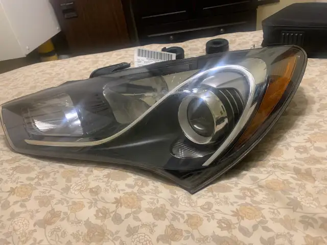 Hyundai Genesis 2012 LH Halogen Headlamp assembly in Auto Body Parts in Barrie - Image 2