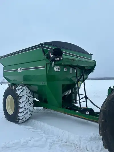 J&M 525-14 Grain Cart Has 620 extension on it Good condition, all new hydraulic hoses Good tarp Ligh...