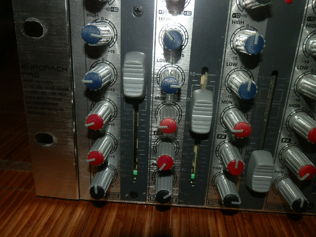 Behringer Eurorack Pro RX1202FX Rackmount Mixer with Effects in Other in City of Halifax - Image 4