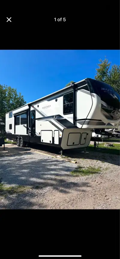 This is beautiful 5th Wheel offers a luxury camping experience. 2 Full bedrooms 2 Full bathrooms w/l...