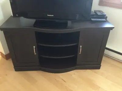 meuble à T.V. usagé et propre est à mon fils mais je l'ai installé temporairement dans mon salon mes...
