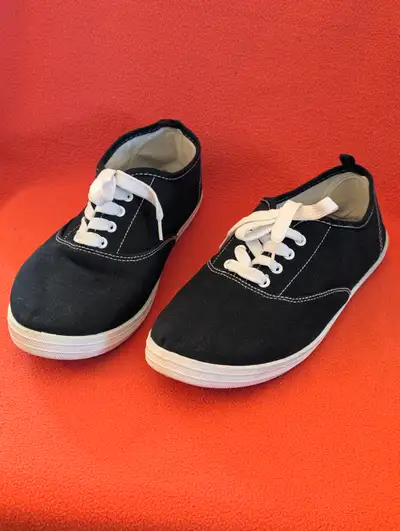 Ladies sneakers - tag says size 11 - seems like 10, View more
