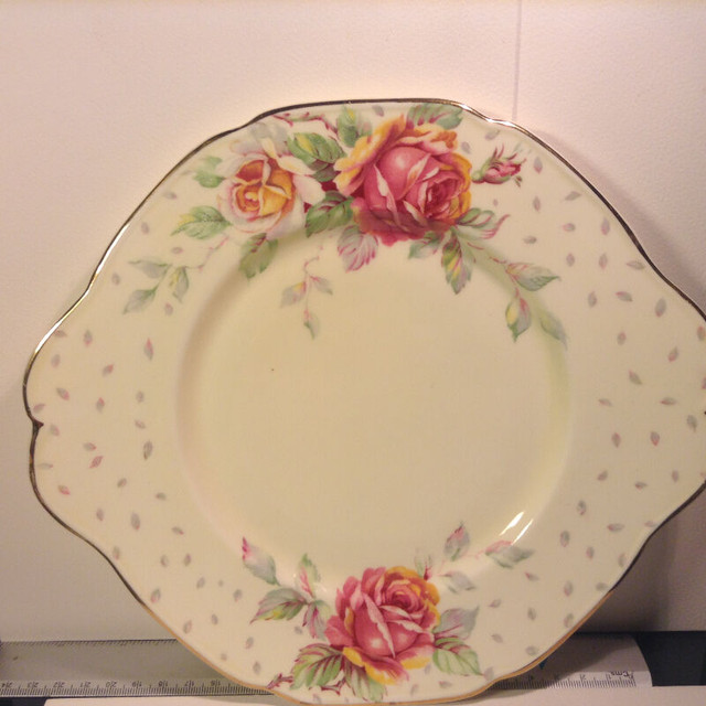 PARAGON ENGLAND GOLDEN EMBLEM PLATE 10" PINK ROSES YELLOW TIPS in Arts & Collectibles in Vancouver - Image 4