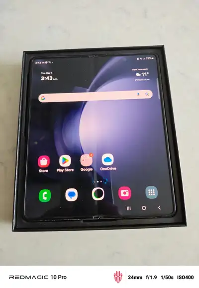 Explore this cutting-edge design of the Samsung Galaxy Z Fold5 in Icy Blue, a fusion of innovation a...