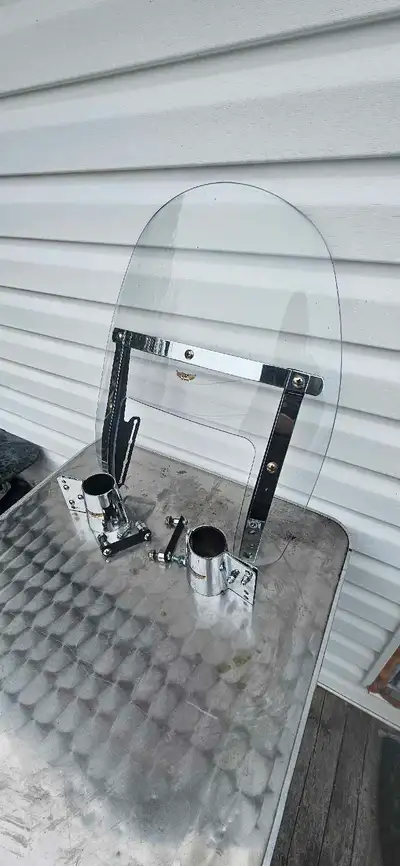 Windshield pour motorcycle cruiser style Harley. Prix 150$ 438-738-1159