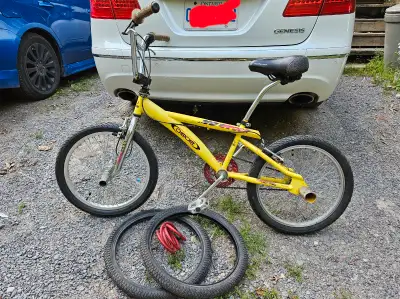 Ready to ride old school hotrock cherokee bmx, has 4 pegs two front 2 rear, bike lock 2 spare tires...