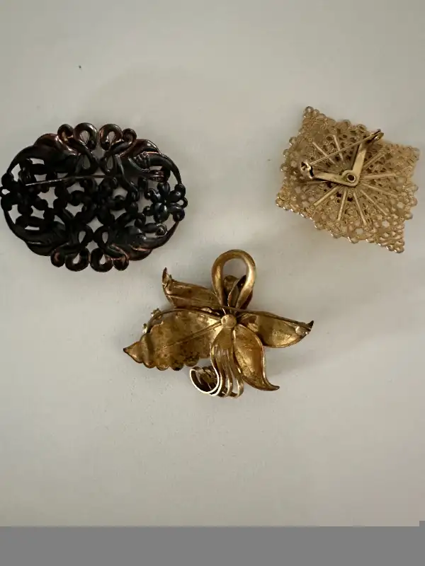 3 Vintage Gold Metal Brooches in Jewellery & Watches in Barrie - Image 3