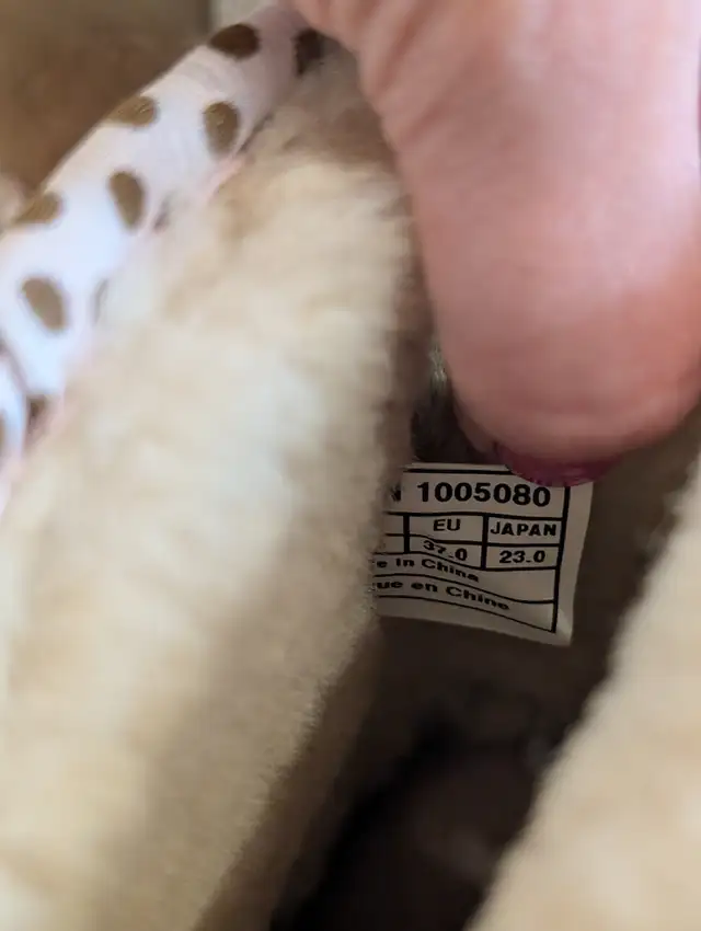 UGG Australia Classic Short 78 Collection Boots Chestnut Size 6 in Women's - Shoes in Markham / York Region - Image 10