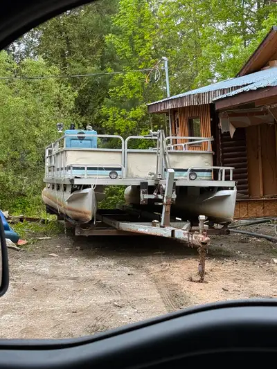 1985 suncruiser - 24ft pontoon boat Floor is solid Was told motor runs when bought Had plans but thi...
