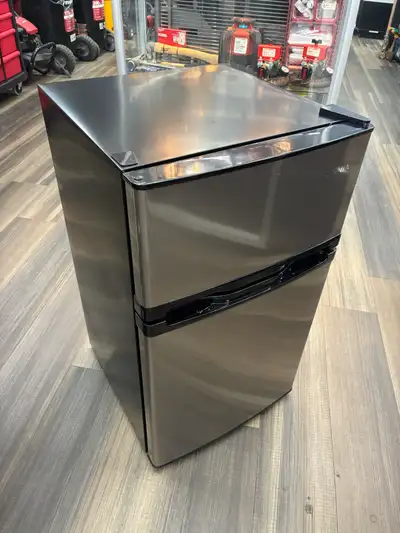 Insignia 3.1 Cu. Ft. 18.7" Freestanding Top Freezer Compact Fridge Item # 1416424 Great working cond...