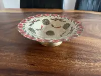 Bol en laiton avec paons en email Antique brass peacock bowl