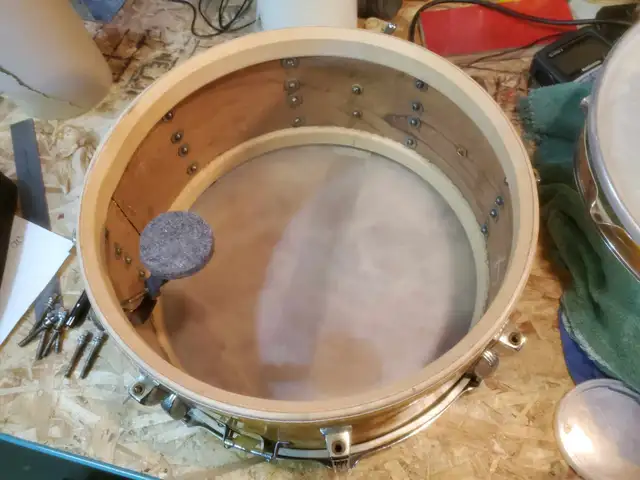 50's WFL gold sparkle vintage snare drum, 14 x 6.5 in Drums & Percussion in City of Montréal - Image 8