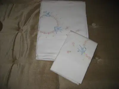 DRAP ET TAIE D'OREILLER BRODÉS -LITERIE & NAPPES BRODÉES, View more